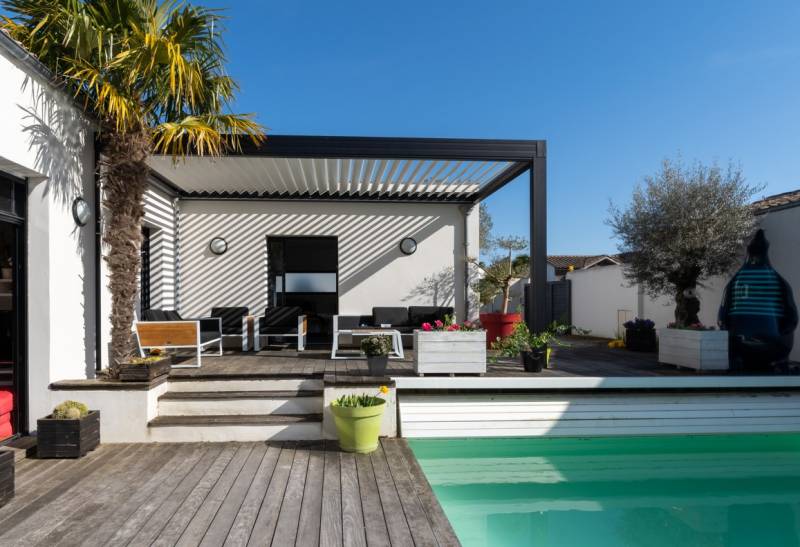 Pergola bioclimatqiue adossée sur-mesure de qualité à Biganos sur le Bassin D'Arcachon
