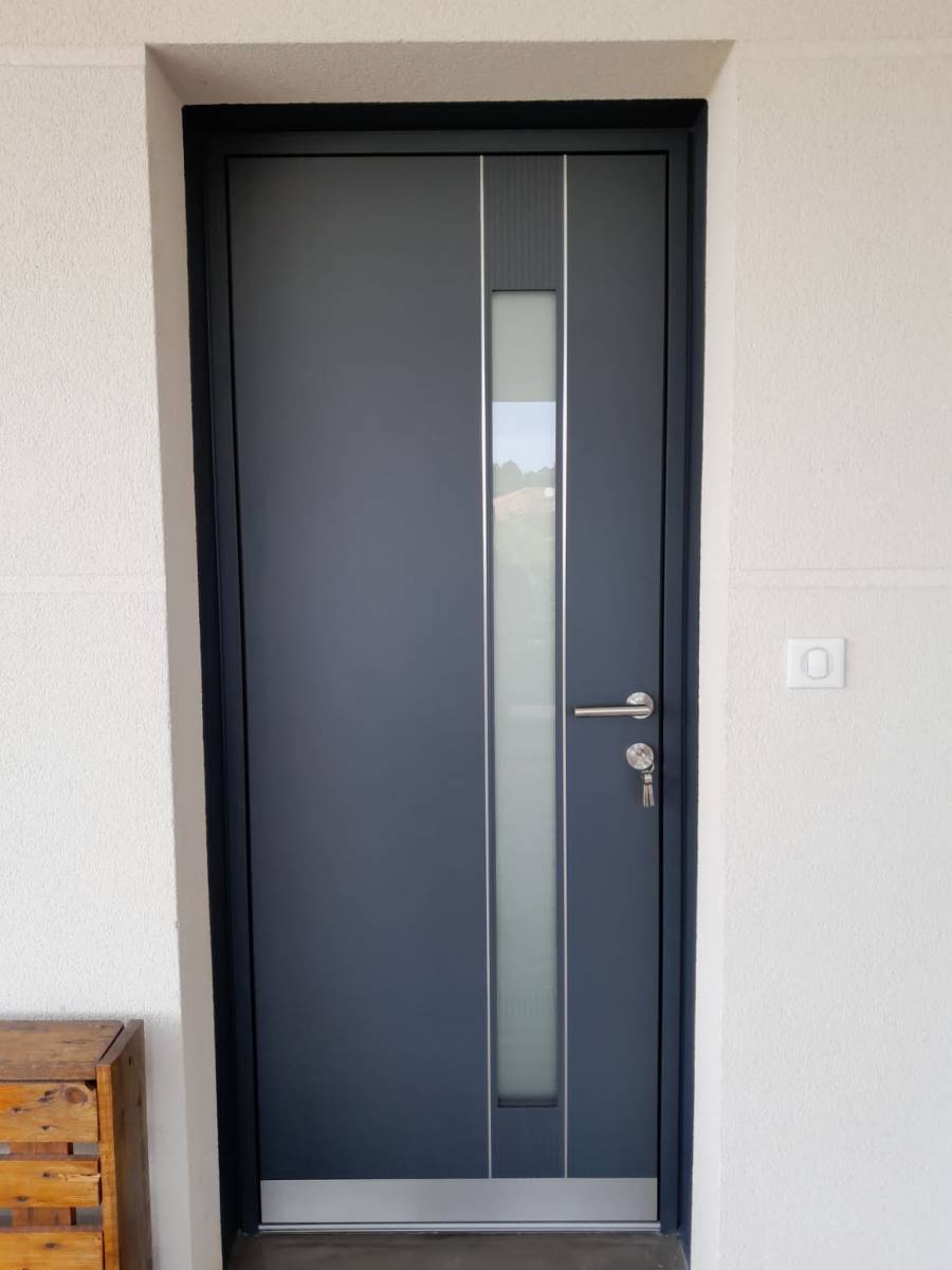 Porte d'entrée en aluminium de haute qualité qui apporte une grande sécurité grâce à sa robustesse et son système de fermeture à Bordeaux en Gironde 