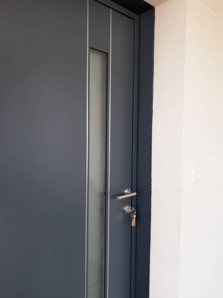 Porte d'entrée kline, menuiserie en aluminium sur mesure de haute qualité pour sécurisé sa maison à Martignas en Gironde 