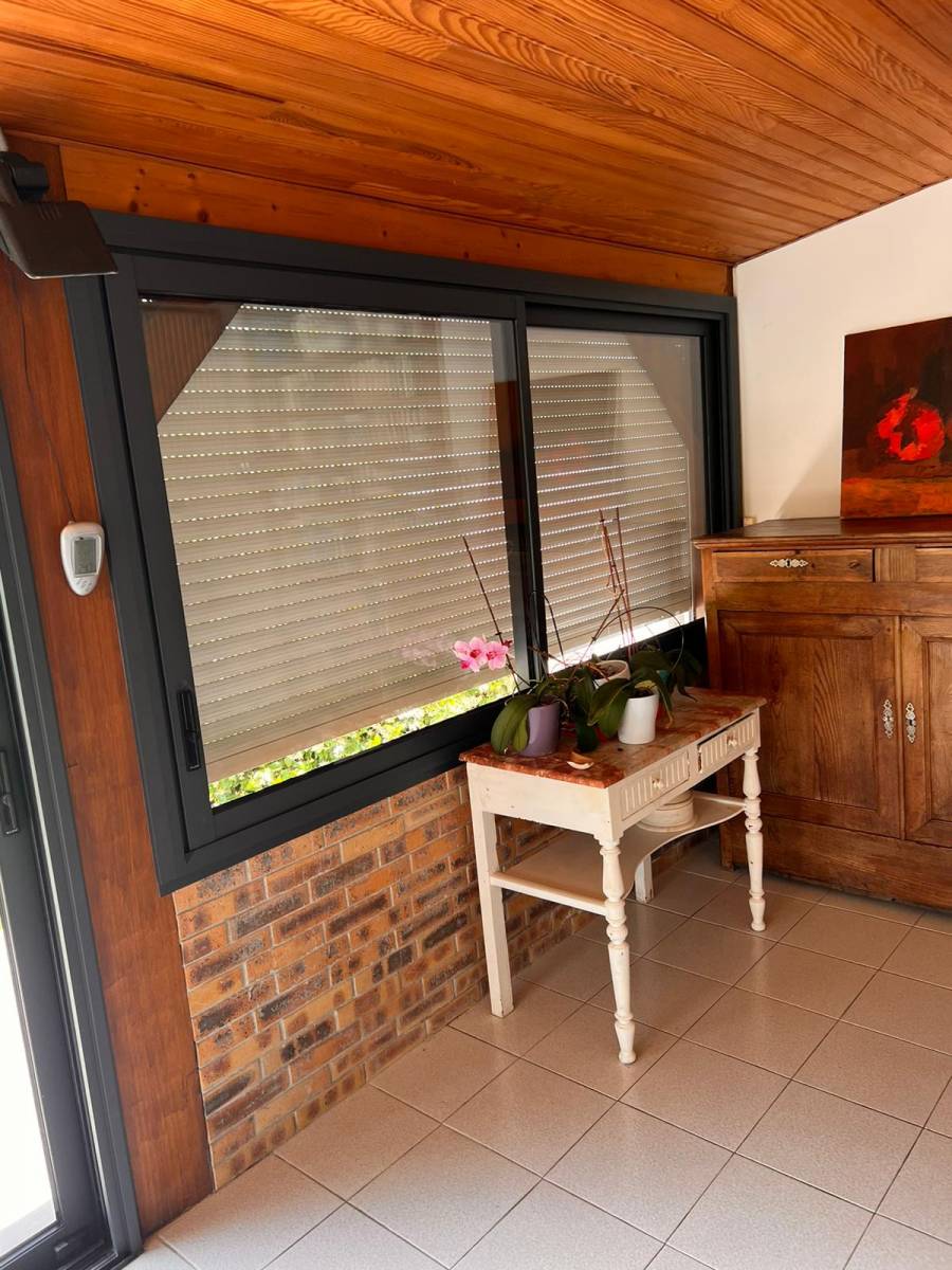 À Cestas près de Bordeaux pose de menuiseries haut de gamme en aluminium de la marque K-LINE