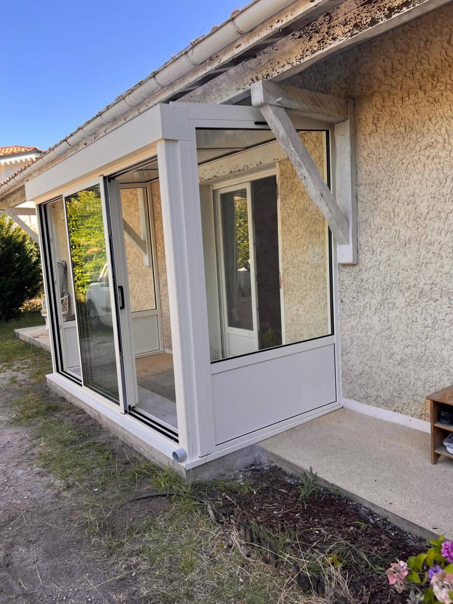 Véritable sas d'entrée en véranda pour un espace lumineux qui permet de séparer la maison de l'extérieur à Blanquefort proche de Bruges en gironde 