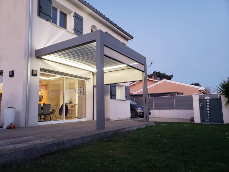 Pergola bioclimatique avec option leds intégrées à Martignas en Gironde 