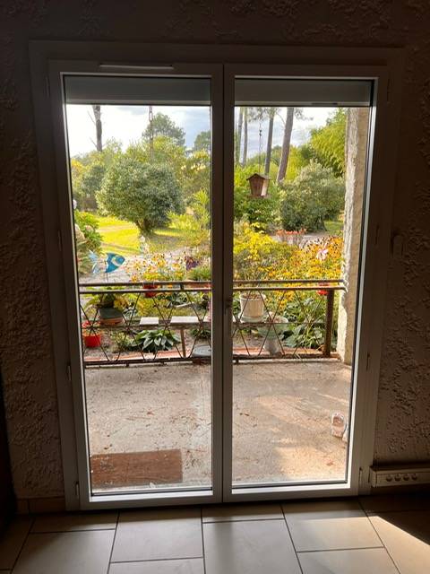 Porte fenêtre sur mesure très lumineuse, à l'esthétisme épuré pour sa maison à Martignas proche de Mérignac en Gironde 