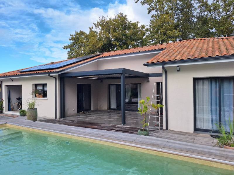 Pergola de haute qualité en aluminium thermolaqué posée par une entreprise d'artisan de confiance à Martignas en Gironde 