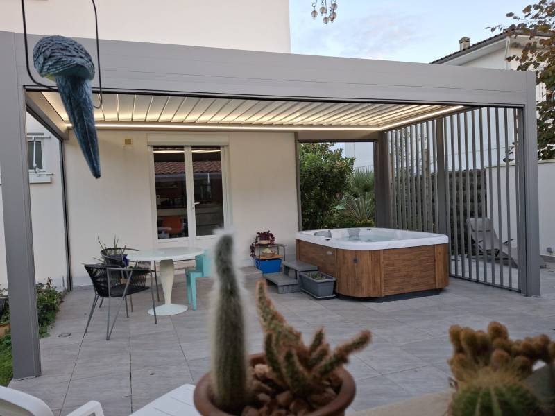 Pergola bioclimatique équipée de brise soleil orientable SIB afin de profiter de sa terrasse toute l'année à Cestas en Gironde  