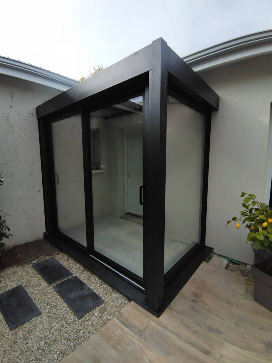 Petite véranda sas d'entrée pour réaliser un espace d'entrée lumineux et chaleureux et gagner de l'espace dans sa maison à Bruges en Gironde 