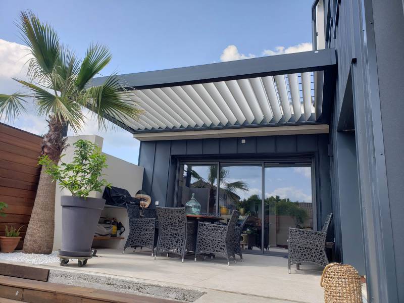 Pergola à lames orientables de qualité en aluminium entre Lanton et Andernos sur le Bassin d'Arcachon en Gironde 