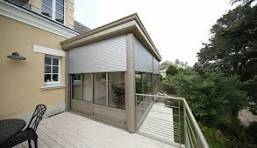 Volets intégrés dans véranda Rénoval bordeaux